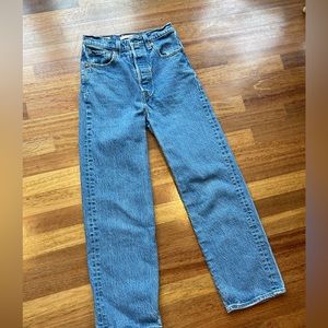 Levi’s rib cage straight ankle jeans size 24